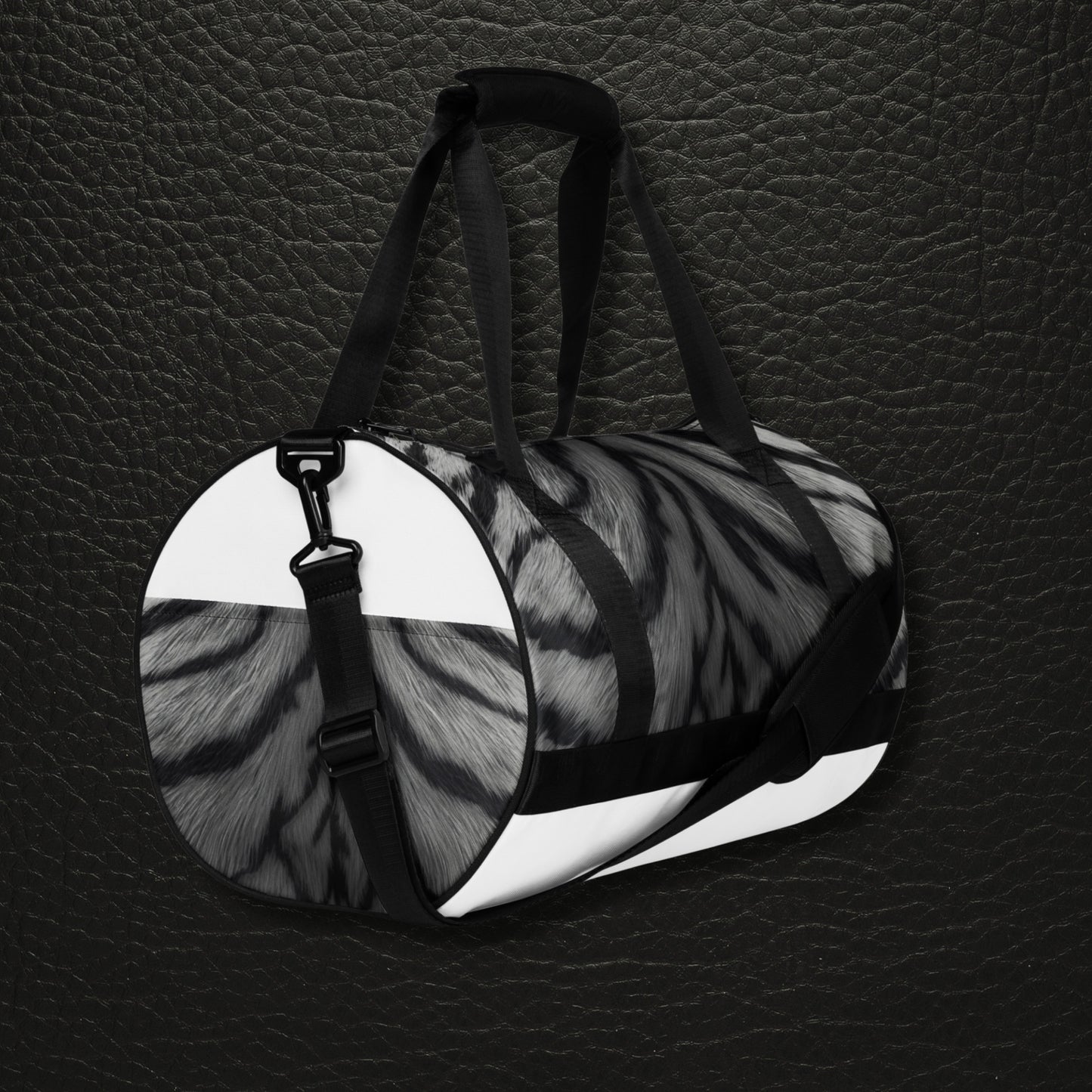 Monochrome Tigerfell Sporttasche mit weißer Unterseite und Seitensansicht der bedruckten Tasche