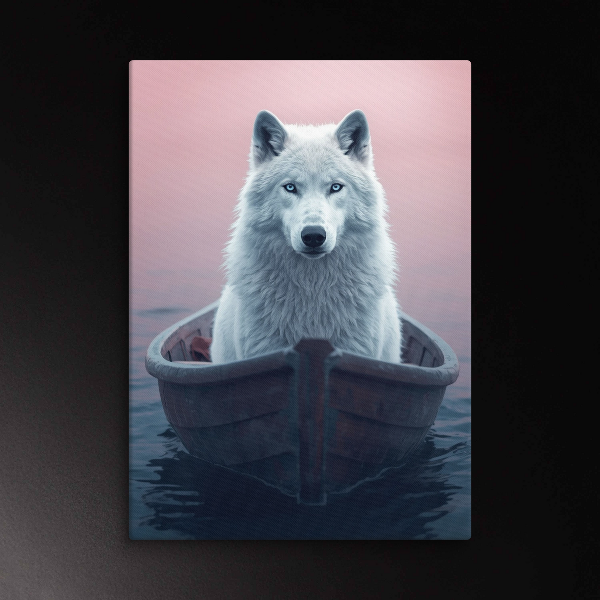 Weißer Wolf auf Leinwand Wandkunst in einem kleinen Boot auf dunklem Wasser mit sanfter rosa Lichtstimmung