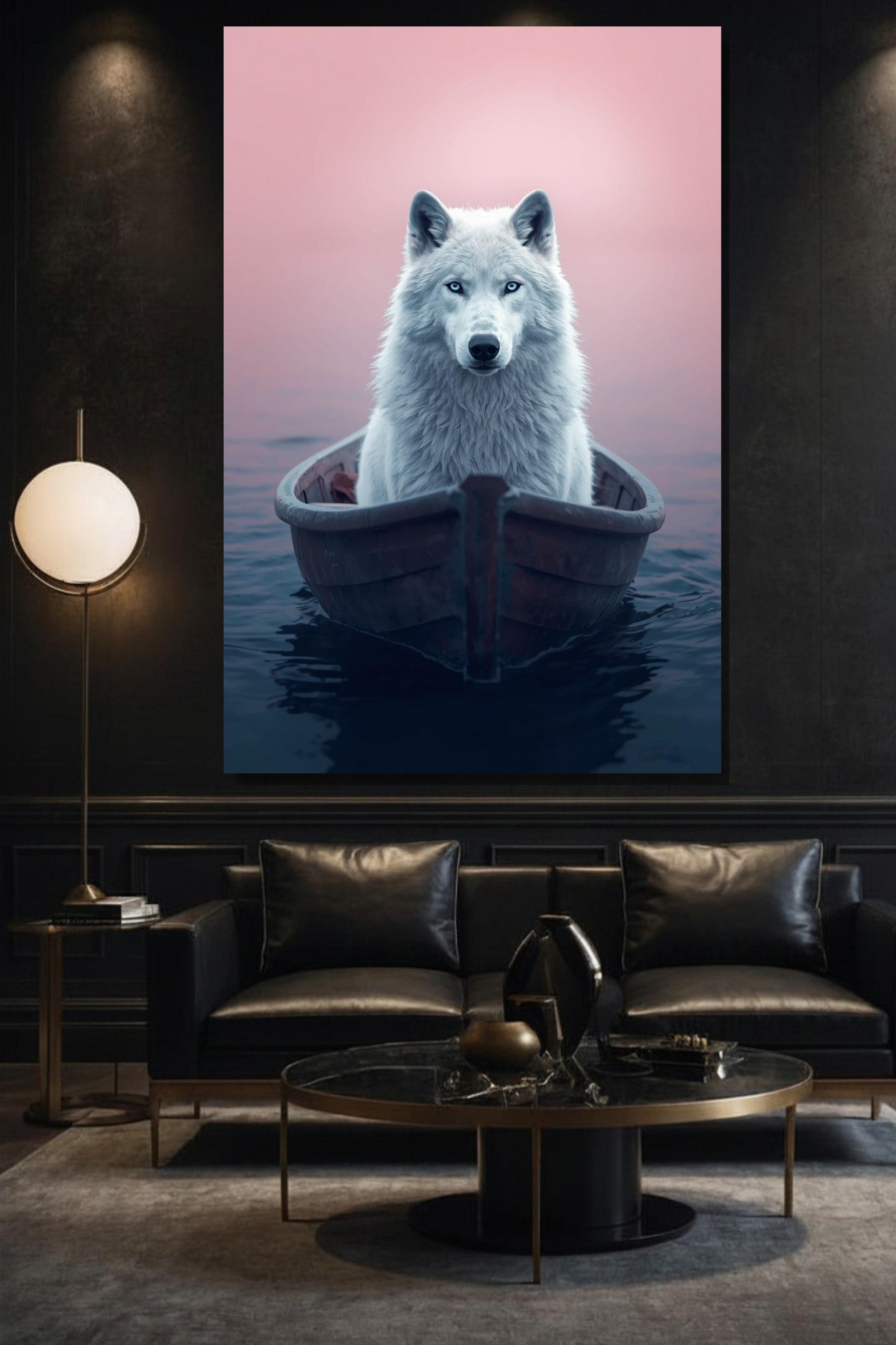 Weiße Wolf Leinwand als Wandkunst über einem 2-Sitzer Ledersofa an dunkler Wand in elegantem Wohnzimmer