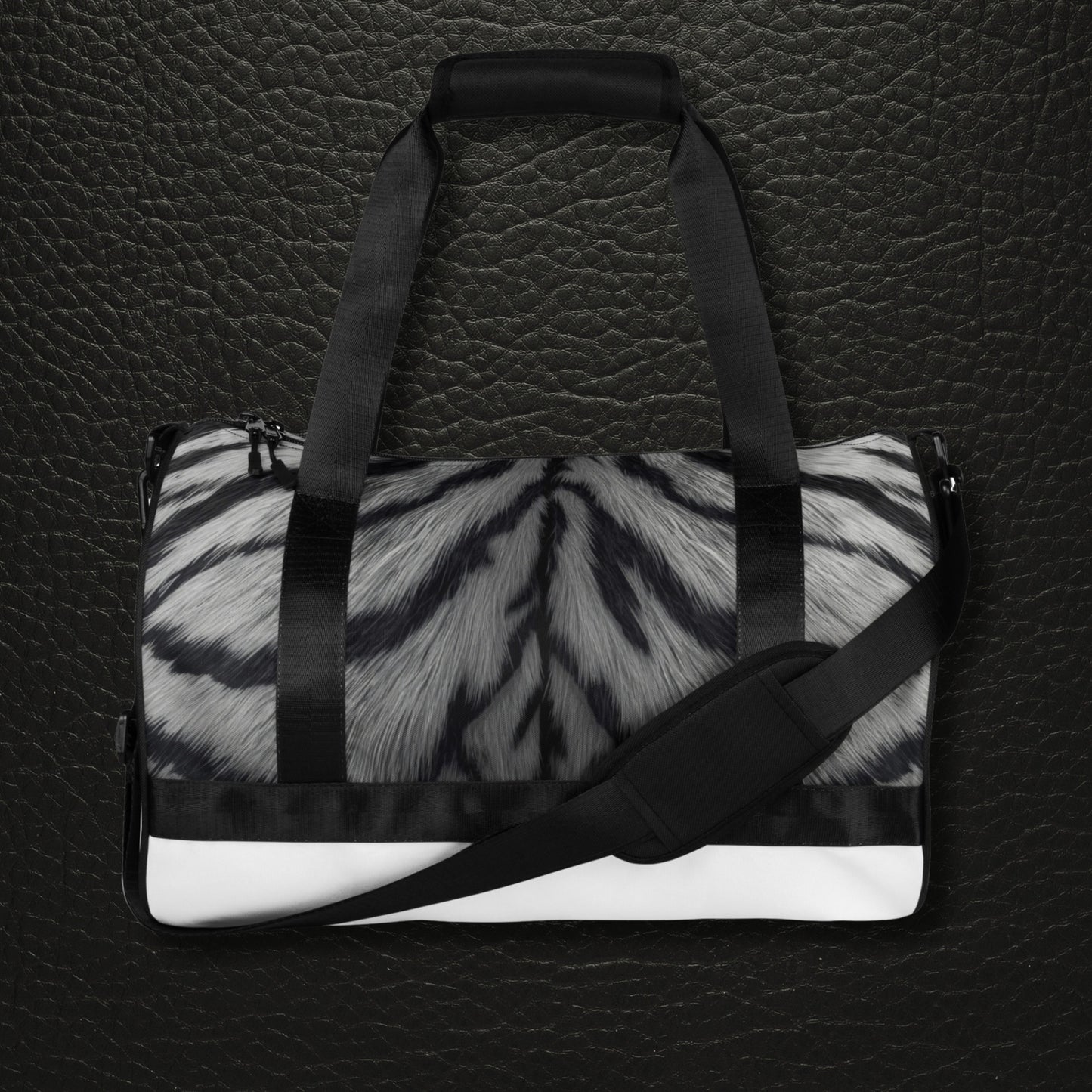 Weißer Tiger Sporttasche mit monochromer Fellstruktur und schwarzen Trägern vor dunklem Hintergrund