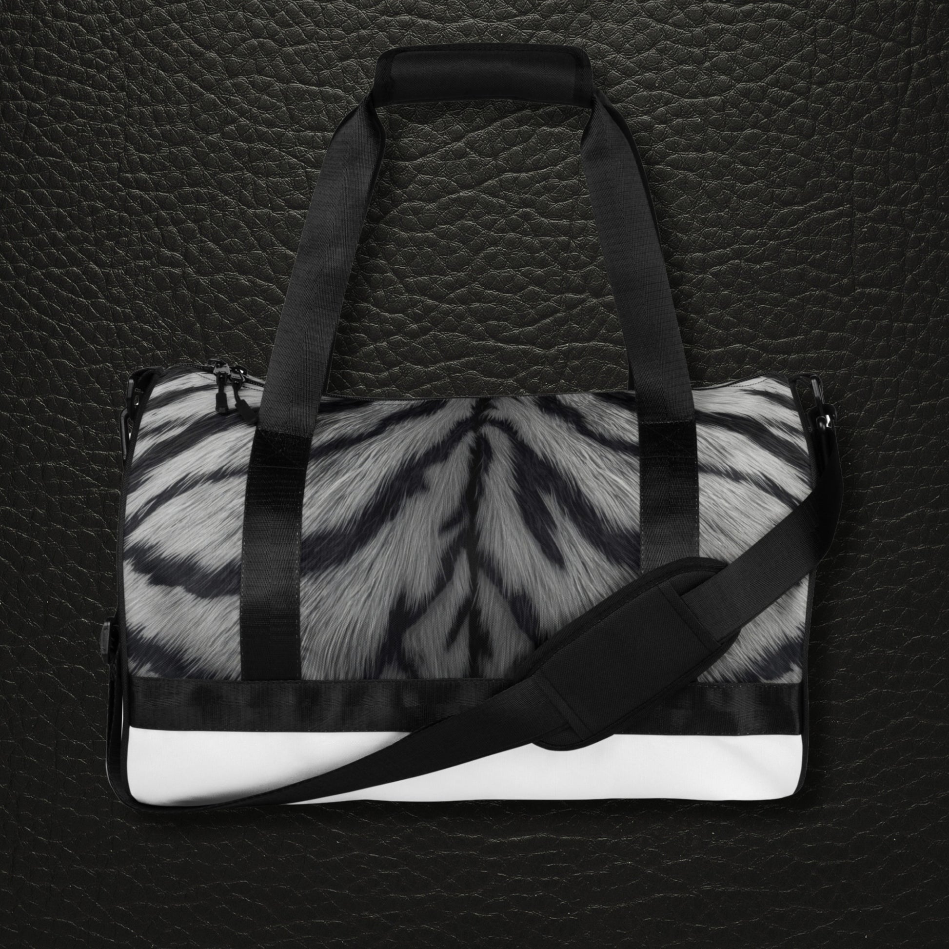 Weißer Tiger Sporttasche mit monochromer Fellstruktur und schwarzen Trägern vor dunklem Hintergrund