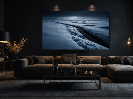 Poster einer ruhigen Winterlandschaft im Mondlicht im Wohnzimmer über einem Sofa als stilvolle Wandgestaltung mit klarer, reduzierter Wirkung