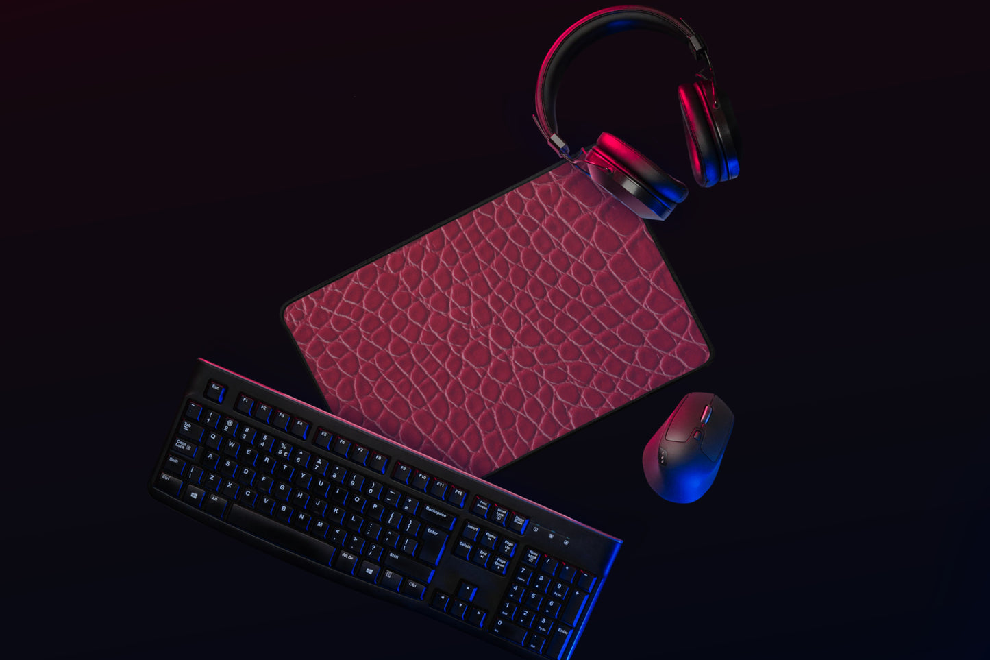 Rote Desk Mat kleine Größe mit Kroko-Struktur in dunklem Gaming-Setup mit Tastatur, Maus und Kopfhörern