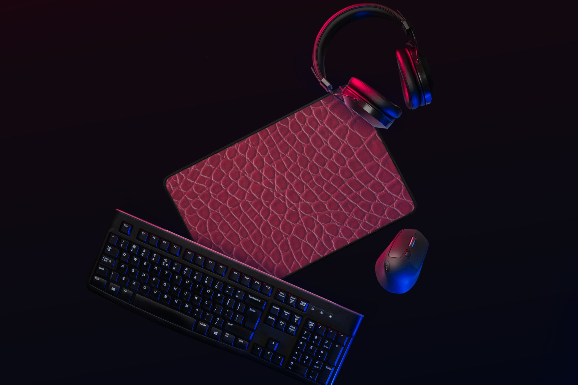 Rote Desk Mat kleine Größe mit Kroko-Struktur in dunklem Gaming-Setup mit Tastatur, Maus und Kopfhörern