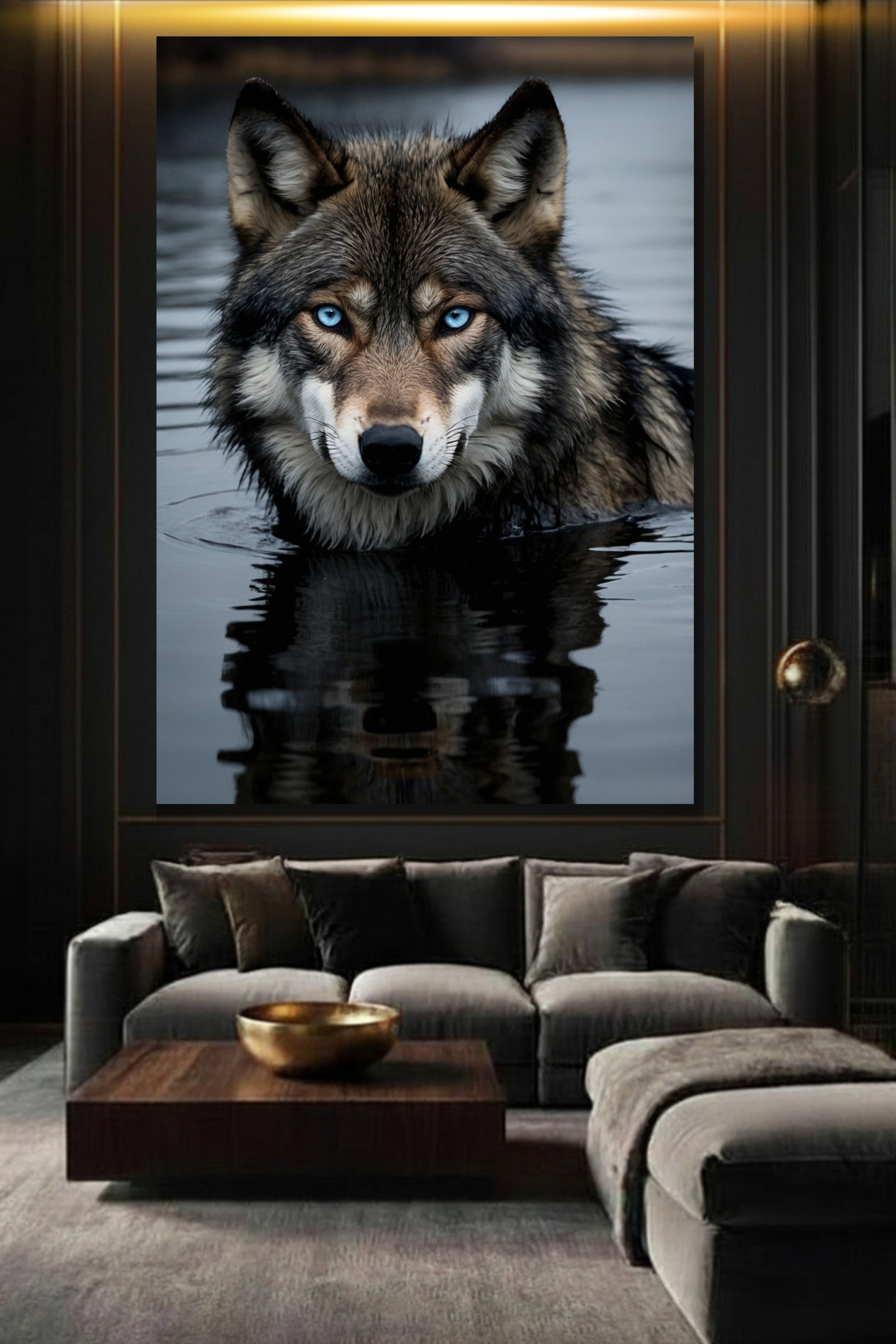 Großformatige Wolf Wandkunst im dunklen Wohnzimmer, elegantes Poster mit Spiegelung im Wasser und ruhiger Atmosphäre