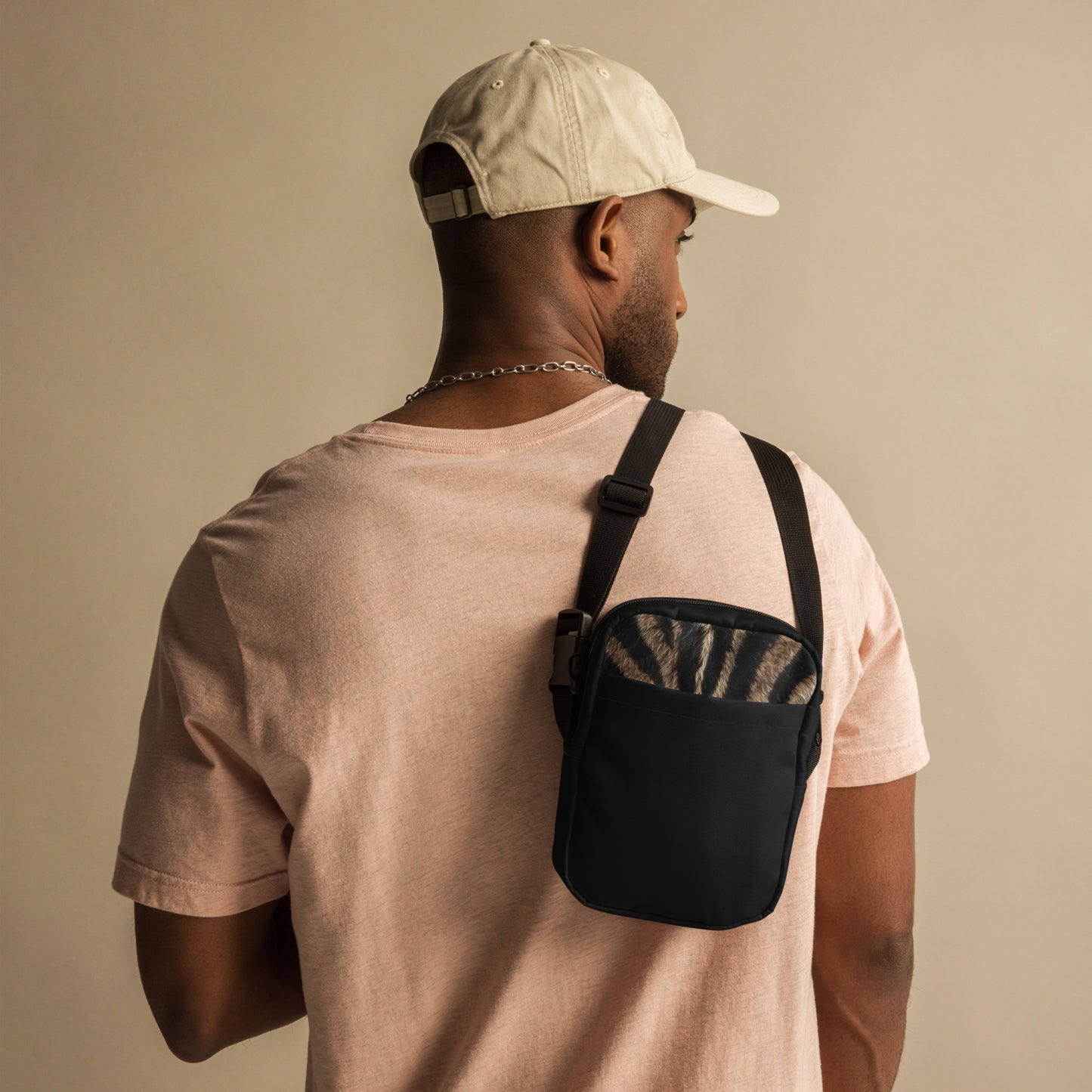 Über der Schulter getragene Zebra Muster Crossbody Umhängetasche kombiniert mit modernem Casual Outfit