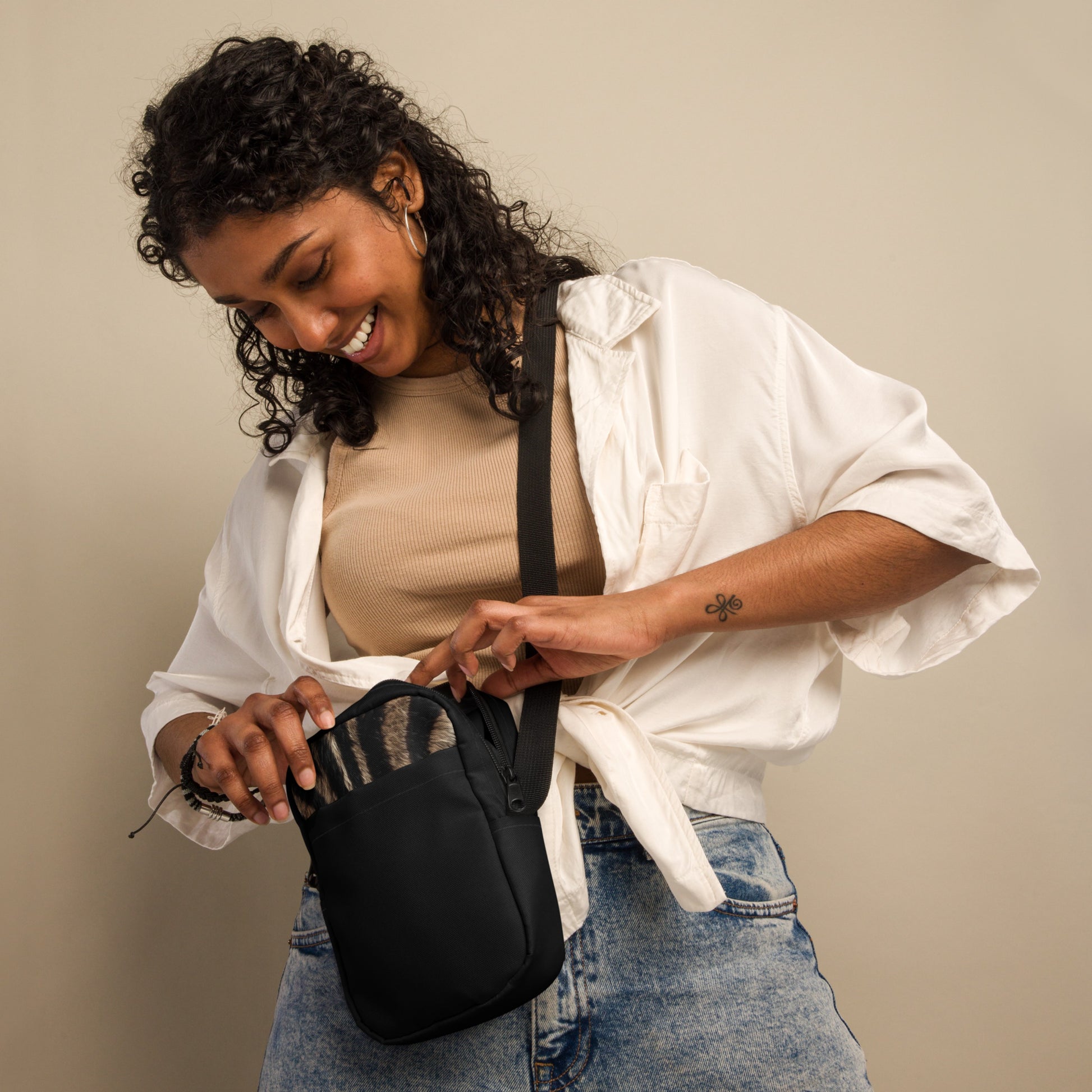 Kompakte Zebra Crossbody Umhängetasche im Alltag getragen mit modernem weiblichem Styling