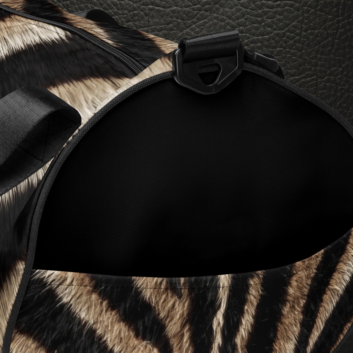 Zebra Sporttasche mit bedrucktem Außenfach in realistischer Zebrafelloptik und schwarzer Unterseite