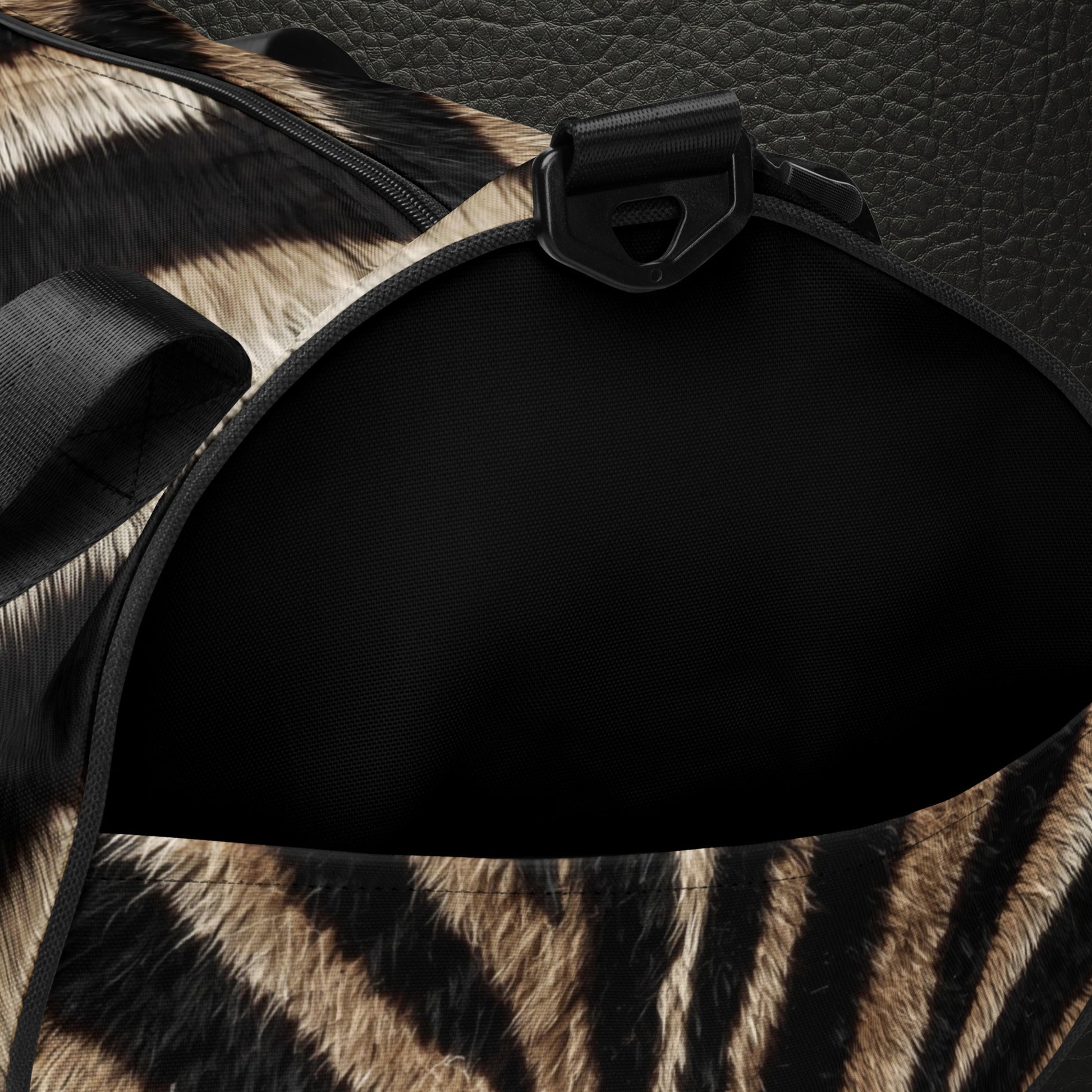 Zebra Sporttasche mit bedrucktem Außenfach in realistischer Zebrafelloptik und schwarzer Unterseite