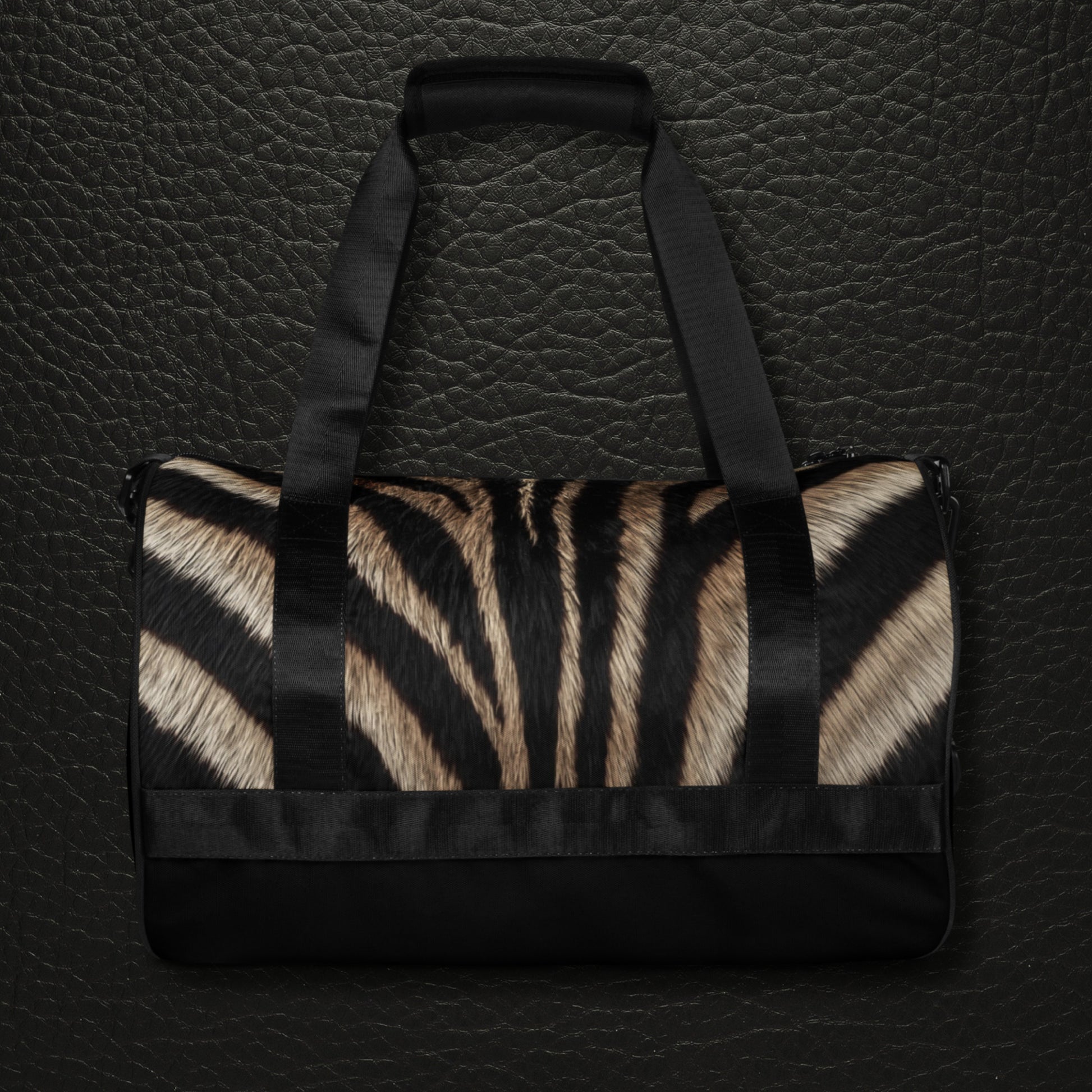Zebra Sporttasche mit realistischer Schwarz-Weiß-Fellstruktur und luxuriöser Zebraoptik mit schwarzem Tragesystem
