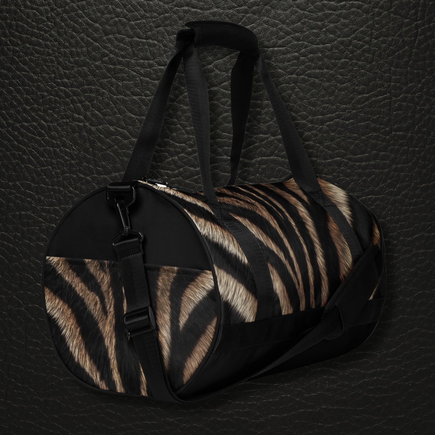 Rechte Seitenansicht der Zebra Sporttasche mit kontrastreichem Zebra Print, schwarzer Unterseite und Aussenfach mit Zebra Print