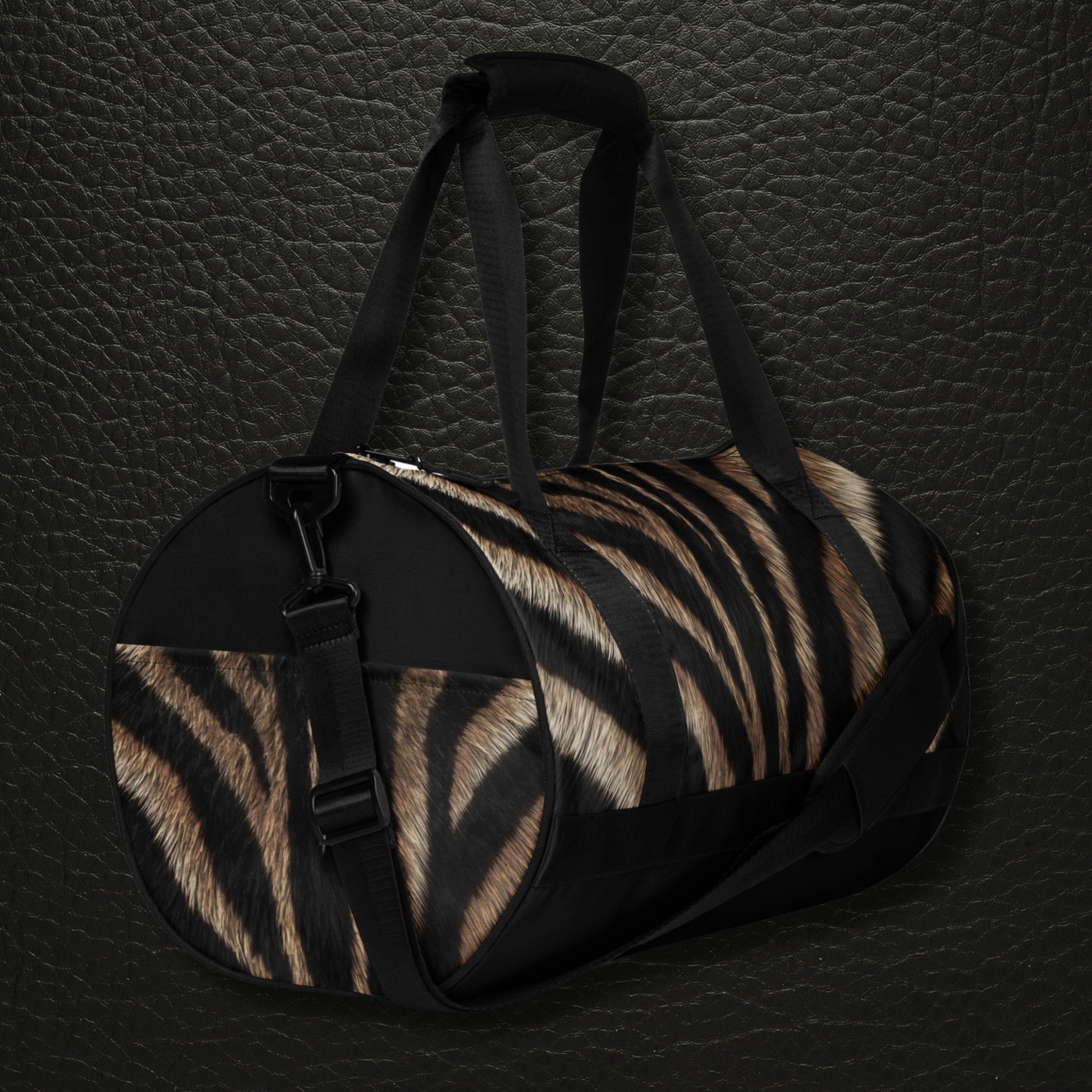 Rechte Seitenansicht der Zebra Sporttasche mit kontrastreichem Zebra Print, schwarzer Unterseite und Aussenfach mit Zebra Print