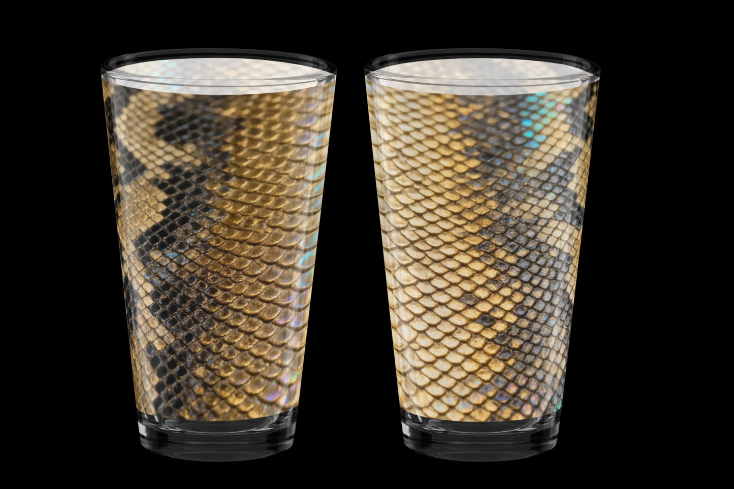 Zwei luxuriöse Gläser mit goldener Schlangenstruktur und moderner Bar-Ästhetik