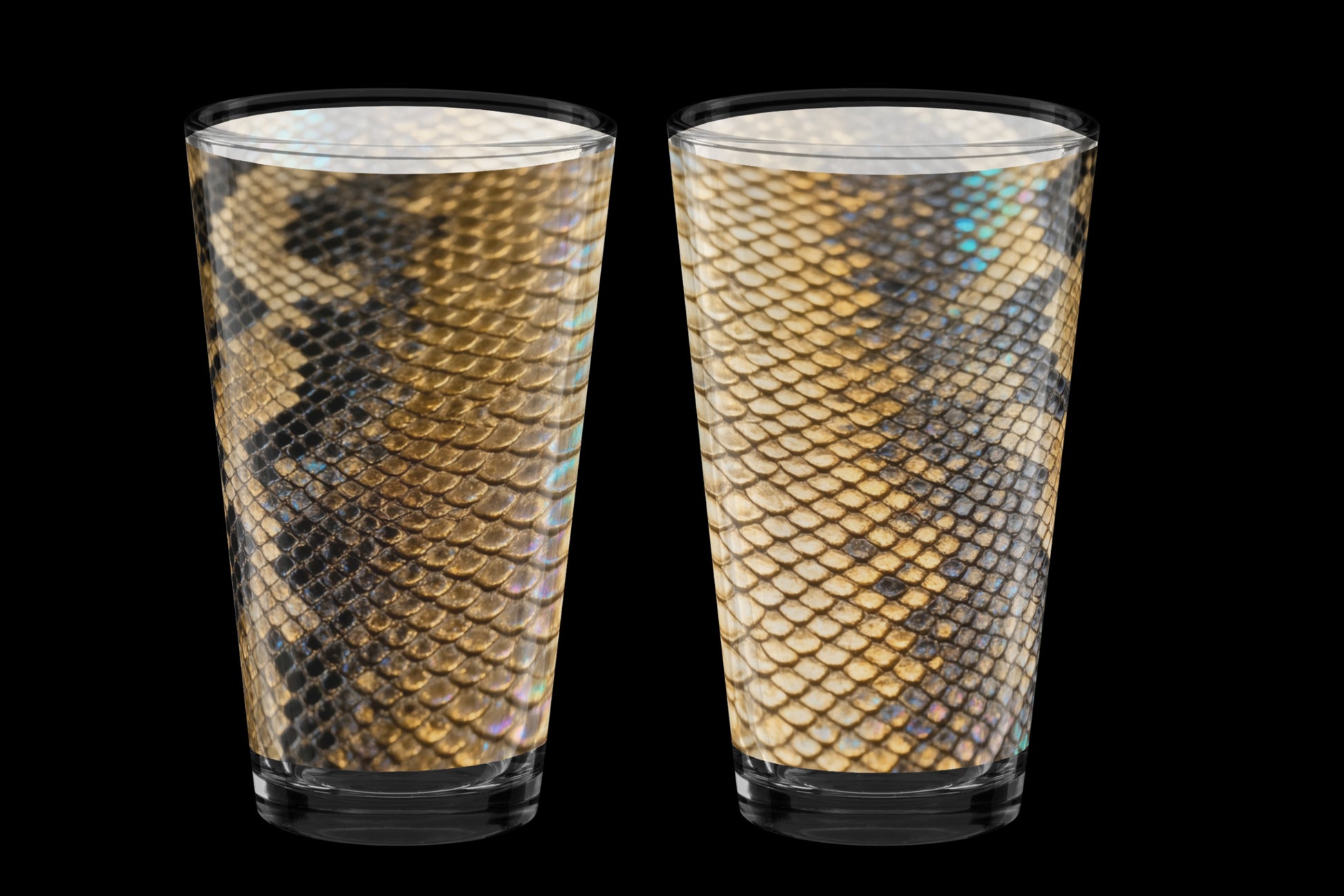 Zwei luxuriöse Gläser mit goldener Schlangenstruktur und moderner Bar-Ästhetik